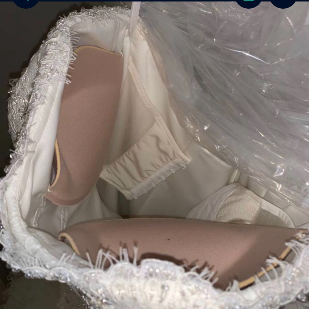 Wedding dress 👰🏻, formal, ruffle, rhinestone, and lace. - Picture 5 of 12